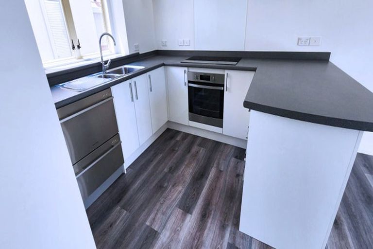 Photo of property in 2/33 Hawker Street, Mount Victoria, Wellington, 6011