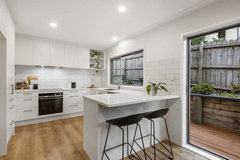 Photo of property in 18 Greenleaf Way, Northcross, Auckland, 0630