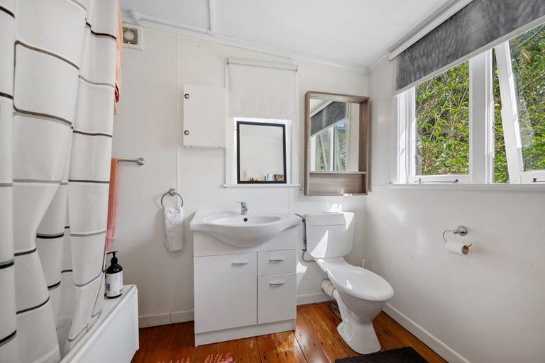 Photo of property in 37 Makiri Street, Helensville, 0800