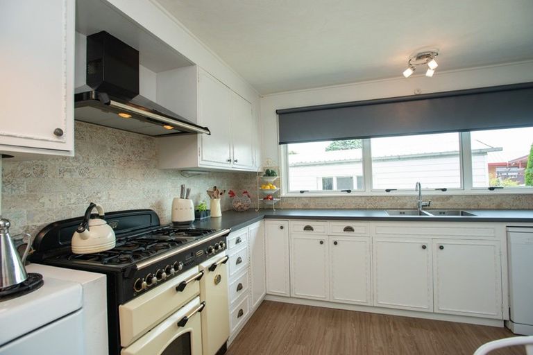 Photo of property in 20 Deakin Place, Clive, 4102