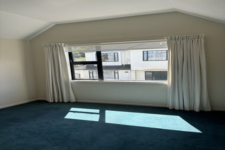 Photo of property in 18 Derry Hill, Churton Park, Wellington, 6037