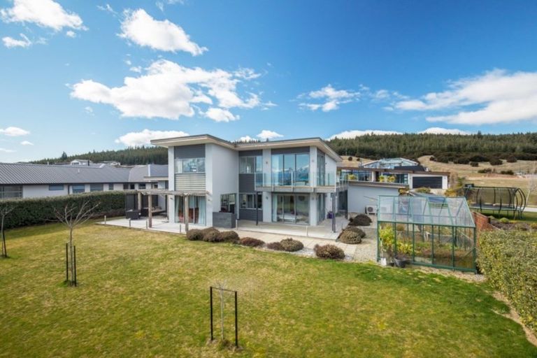 Photo of property in 7 Urquhart Place, Wanaka, 9305