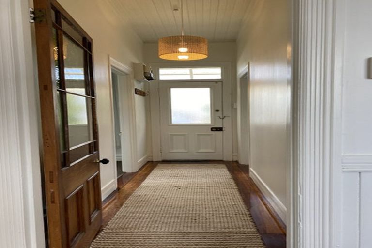 Photo of property in 11 Edgeware Road, Palmerston North, 4410