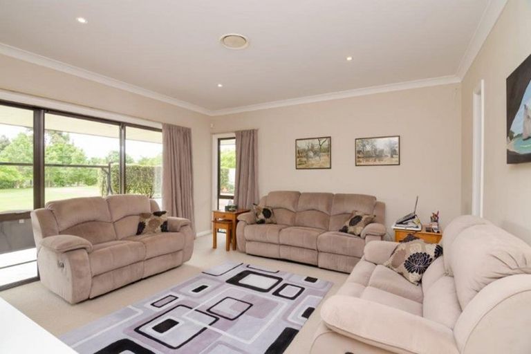 Photo of property in 6 Eagle Place, Martinborough, 5711