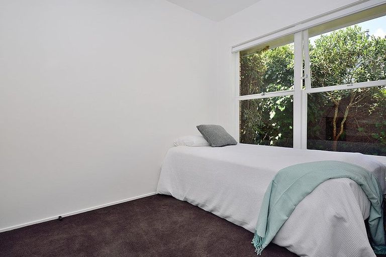 Photo of property in 2/40a Blakeborough Drive, Forrest Hill, Auckland, 0620