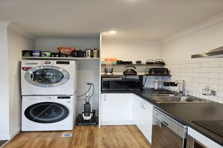 Photo of property in 10 Ara Patukawenga, Tawa, Wellington, 5028