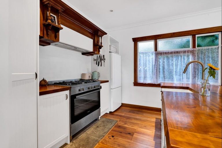 Photo of property in 7 Seddon Street, Westown, New Plymouth, 4310