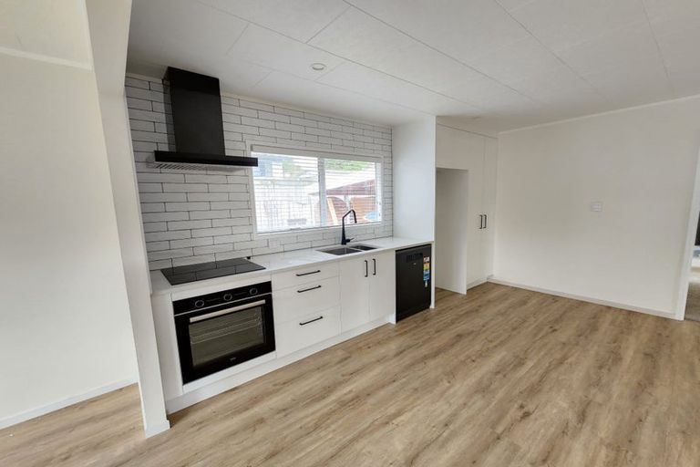 Photo of property in 82 Lynn Road, Bayview, Auckland, 0629