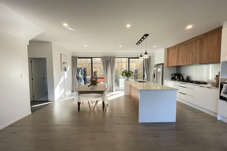 Photo of property in 2/4 Mcquoid Place, Glenfield, Auckland, 0629