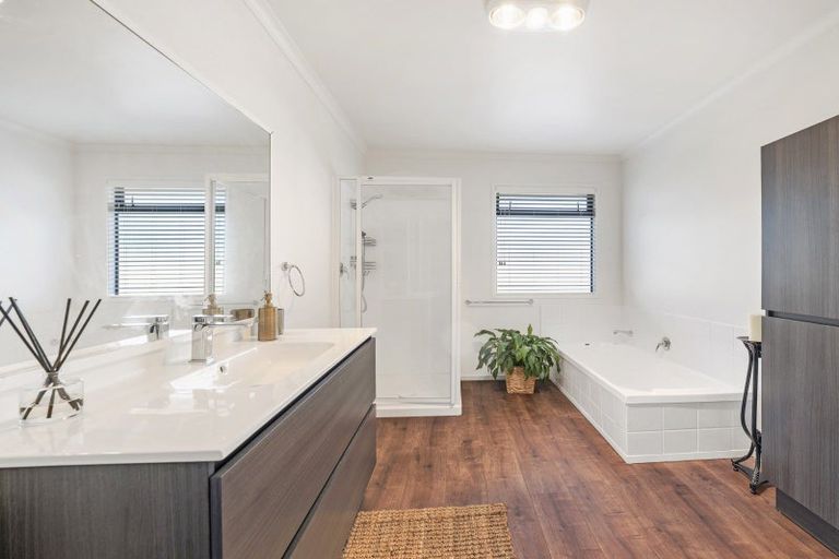 Photo of property in 14 Lakemere Way, Kinloch, Taupo, 3377