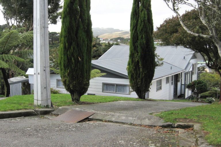 Photo of property in 7 Blandford Way, Newlands, Wellington, 6037