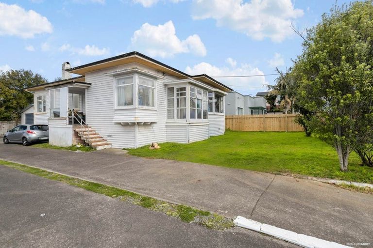 Photo of property in 120 Hutchinson Avenue, New Lynn, Auckland, 0600