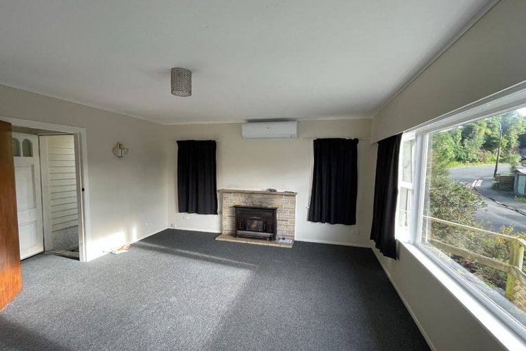 Photo of property in 9 Bellringer Crescent, Newlands, Wellington, 6037