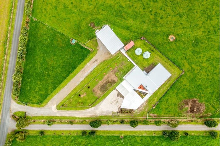 Photo of property in 43 Carrs Road, Urenui, 4377