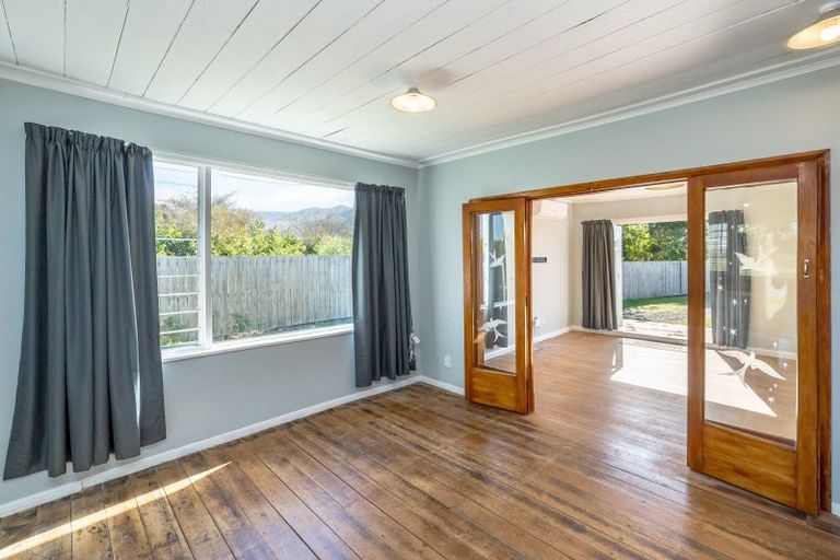 Photo of property in 15 Woodward Street East, Featherston, 5710