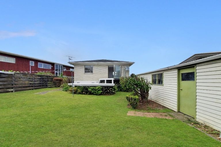 Photo of property in 15 Cyclarama Crescent, Massey, Auckland, 0614