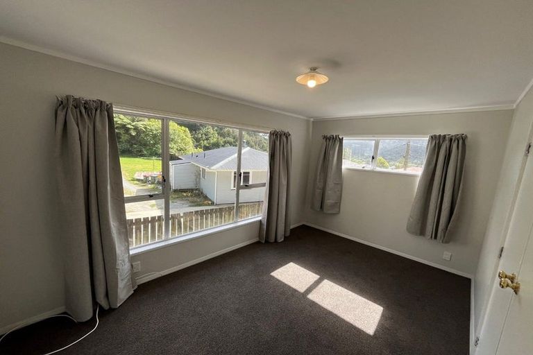 Photo of property in 22a Shackleton Grove, Stokes Valley, Lower Hutt, 5019