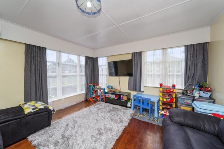 Photo of property in 2 Gladstone Street, Hawera, 4610