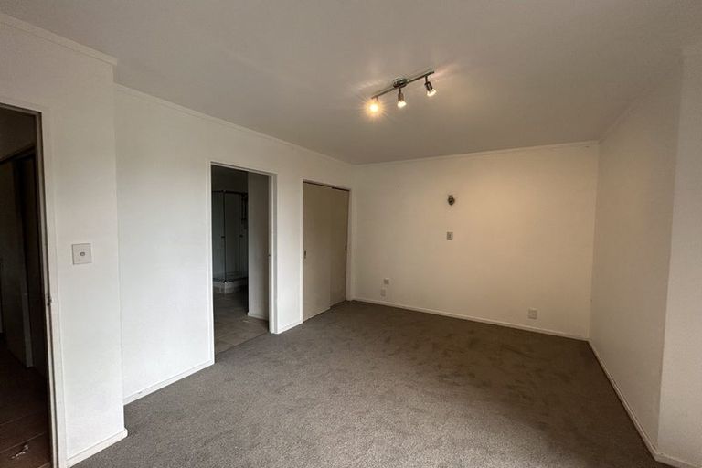 Photo of property in 1/2 Heatherleigh Rise, Northcross, Auckland, 0632