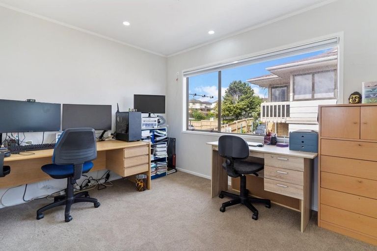 Photo of property in 2/30 Redoubt Road, Goodwood Heights, Auckland, 2105