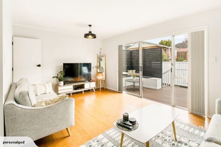 Photo of property in 2/3a Kirrie Avenue, Te Atatu South, Auckland, 0610