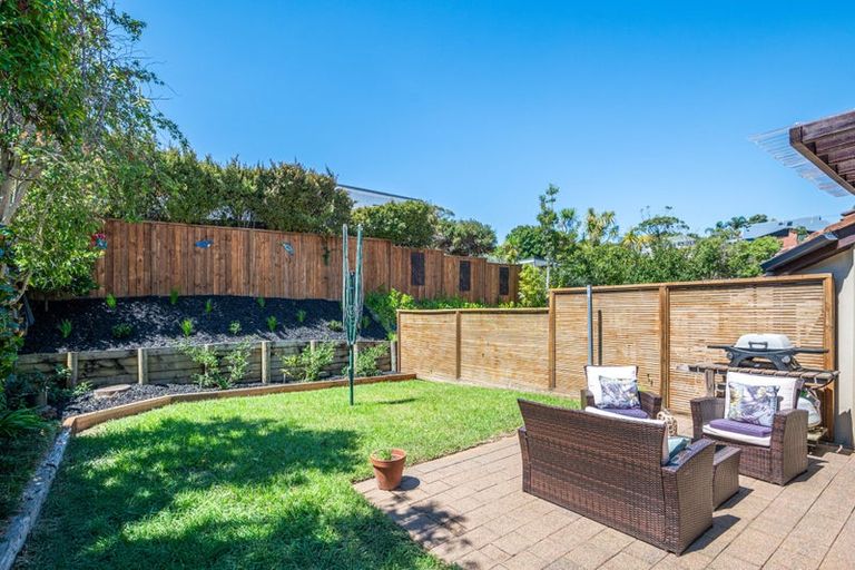 Photo of property in 9/8 Tobago Place, Sunnynook, Auckland, 0620