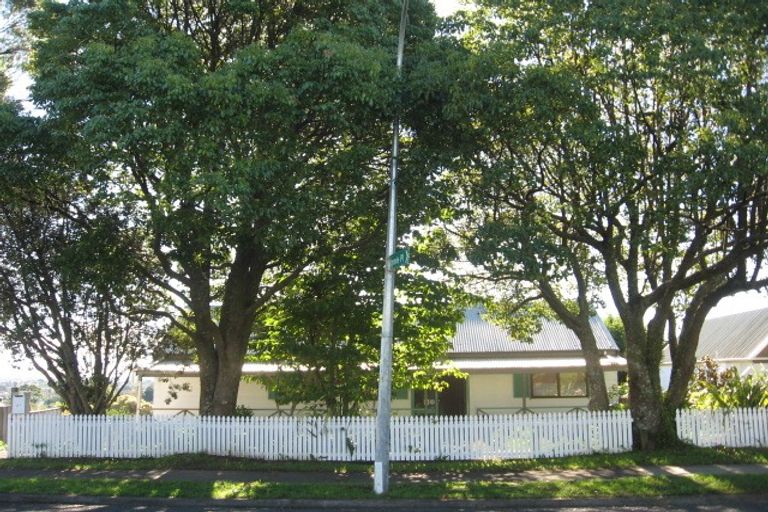 Photo of property in 27 Dalwhinnie Parade, Highland Park, Auckland, 2010