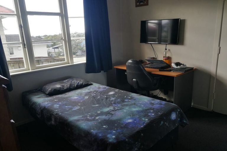 Photo of property in 43 Sunnyside Road, Sunnyvale, Auckland, 0612