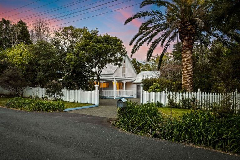 Photo of property in 4 Kitewaho Road, Swanson, Auckland, 0816