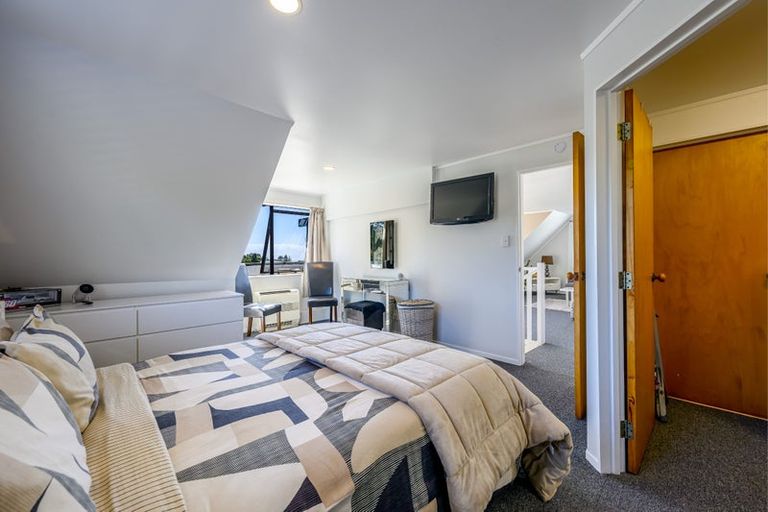 Photo of property in 3 Lindaver Grove, Merrilands, New Plymouth, 4312