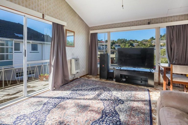 Photo of property in 141 Newlands Road, Newlands, Wellington, 6037