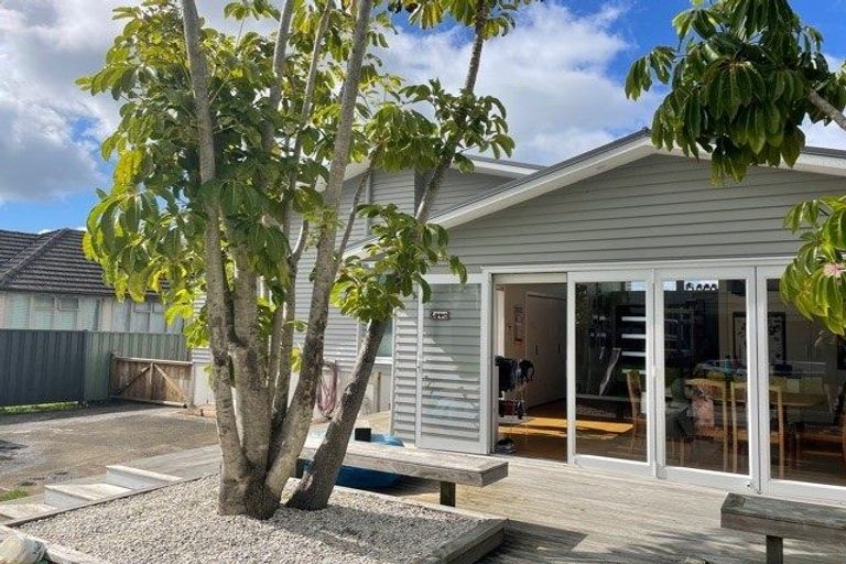 Photo of property in 18 Farnborough Crescent, Mangere, Auckland, 2022
