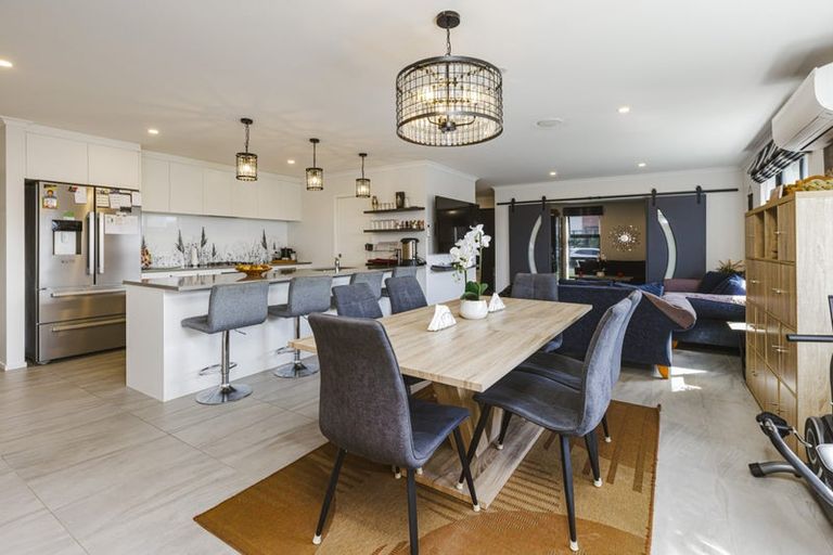 Photo of property in 2 Waituarua Drive, Takanini, 2112