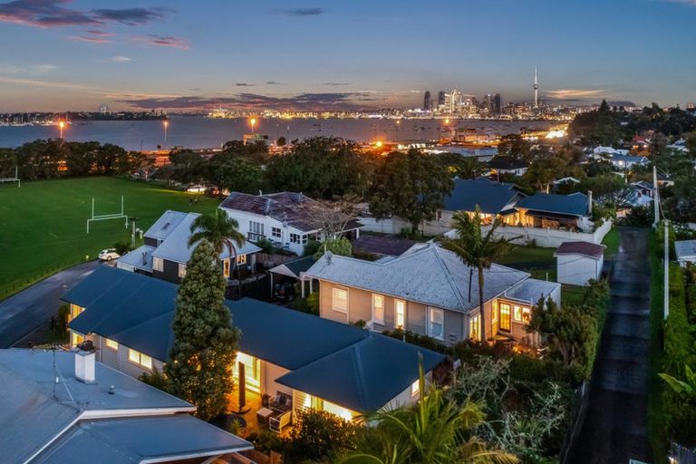 Photo of property in 6 Denby Lane, Northcote Point, Auckland, 0627