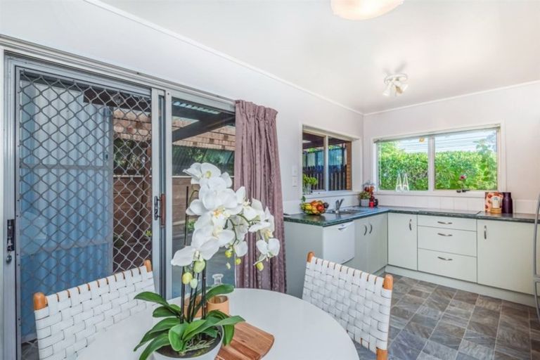 Photo of property in 1/104 Carlisle Road, Browns Bay, Auckland, 0632