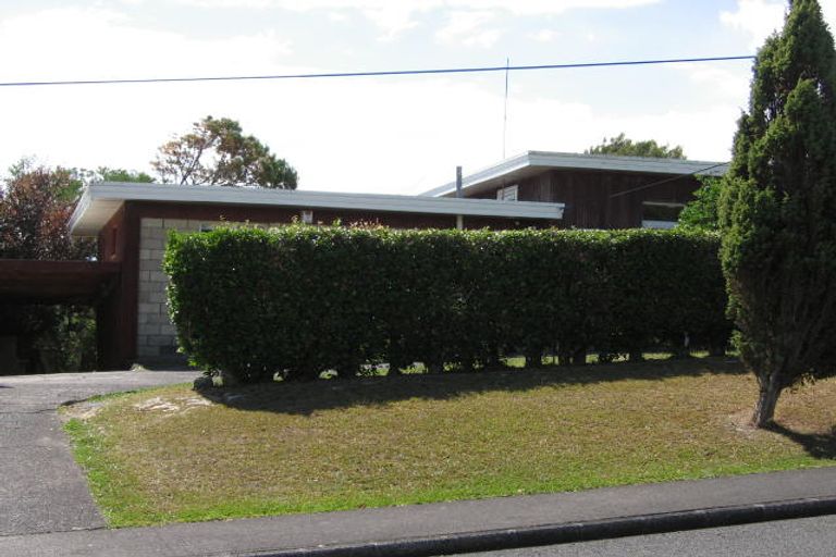 Photo of property in 3 Cliff View Drive, Green Bay, Auckland, 0604
