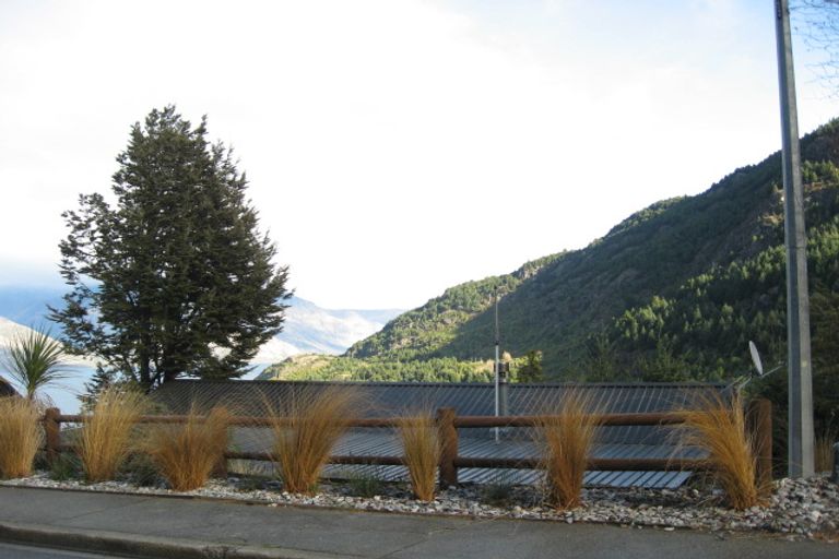 Photo of property in 26 Mackinnon Terrace, Sunshine Bay, Queenstown, 9300
