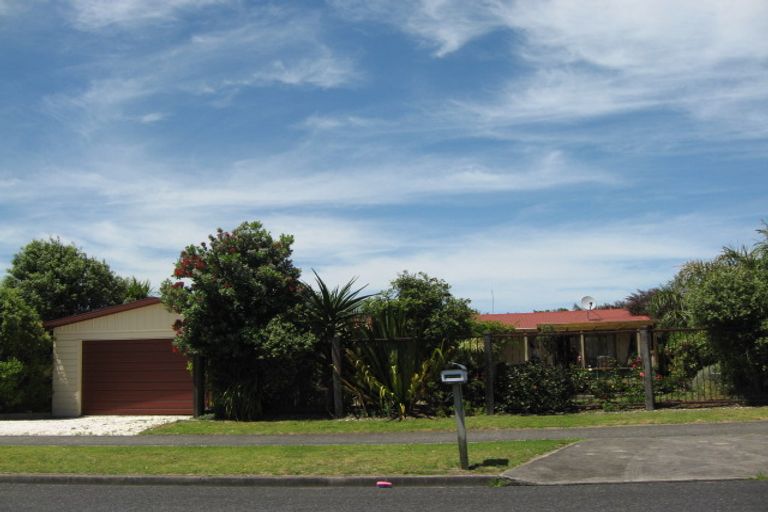 Photo of property in 100 Torkar Road, Clarks Beach, 2122