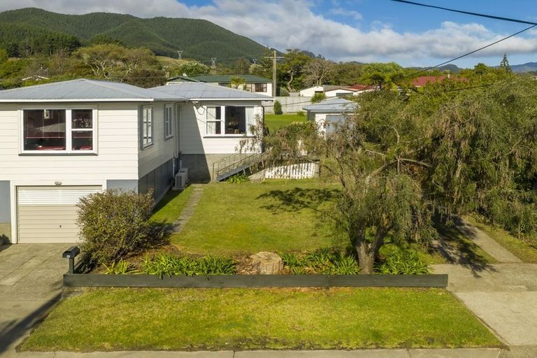 Photo of property in 46 Kaitawa Crescent, Paraparaumu, 5032
