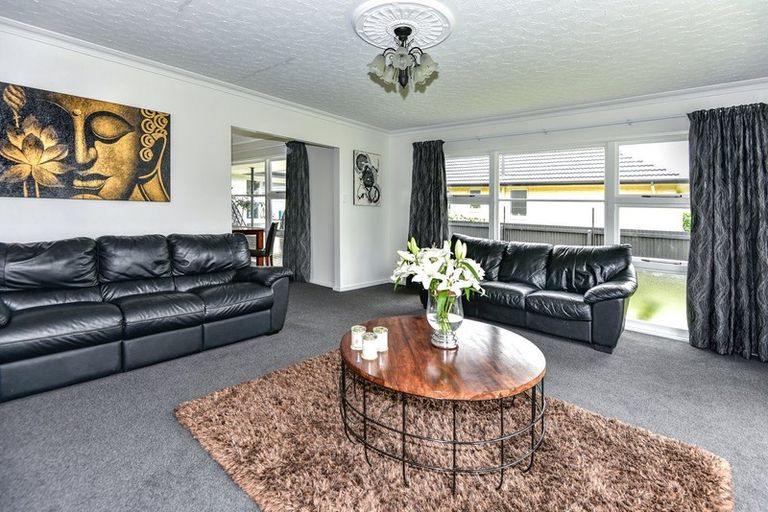 Photo of property in 1 Brookby Crescent, Avonhead, Christchurch, 8042