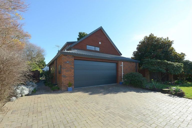 Photo of property in 27 Glenharrow Avenue, Avonhead, Christchurch, 8042