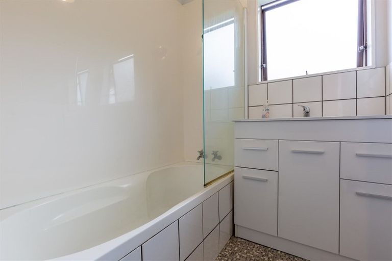 Photo of property in 17 Elizabeth Drive, West Harbour, Auckland, 0618