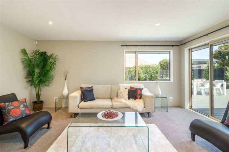 Photo of property in 6 Woodhaven Place, Parklands, Christchurch, 8083