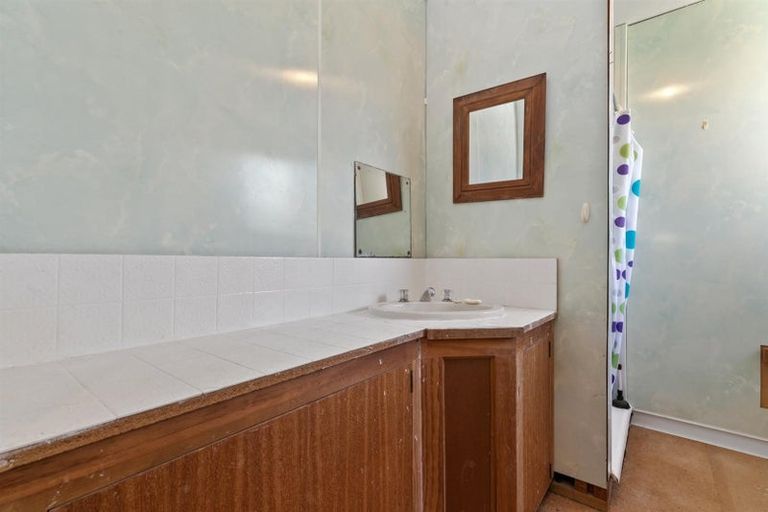 Photo of property in 14 Karaka Road, Kawakawa Bay, Papakura, 2585