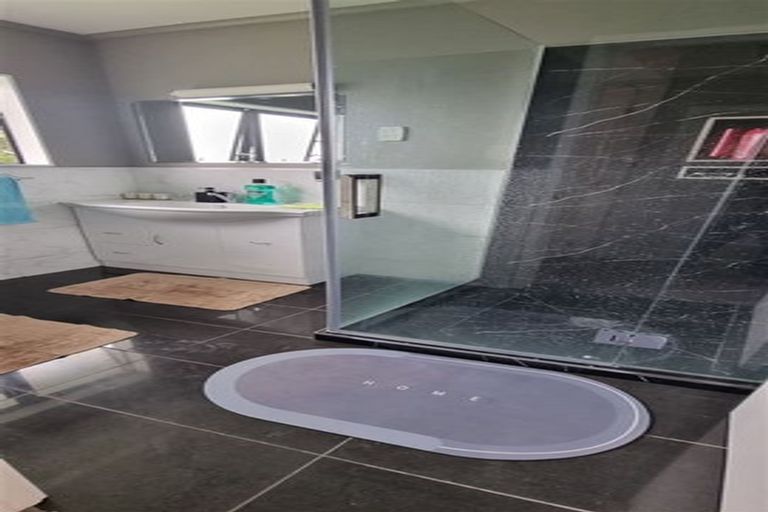 Photo of property in 8a Fruitvale Road, New Lynn, Auckland, 0600