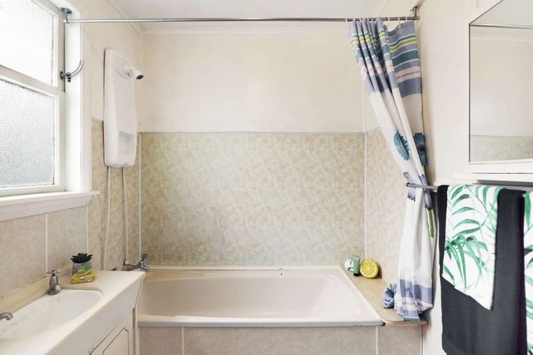 Photo of property in 15 Burton Avenue, Whanganui East, Whanganui, 4500