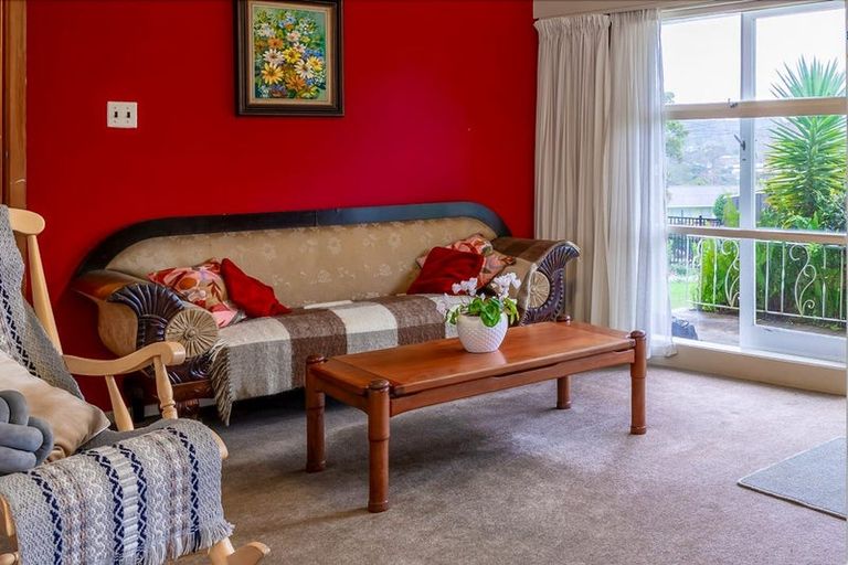 Photo of property in 26 Barron Drive, Green Bay, Auckland, 0604