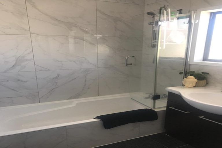 Photo of property in 2/95 Hobsonville Road, West Harbour, Auckland, 0618