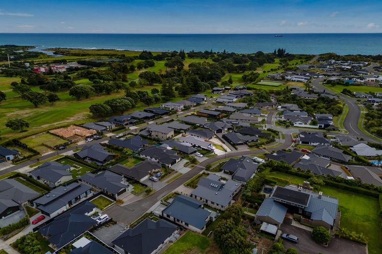 Photo of property in 8 Oakmont Crescent, Waiwhakaiho, New Plymouth, 4312