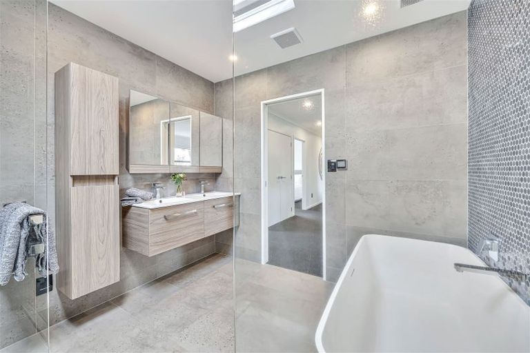 Photo of property in 8 Mansion Court, West Harbour, Auckland, 0618